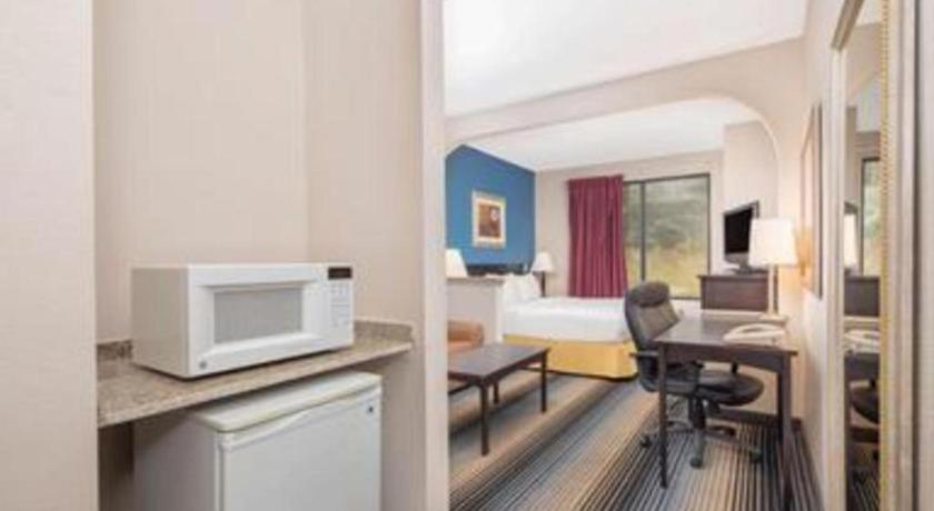 Baymont By Wyndham Laurel Hotel Exterior foto